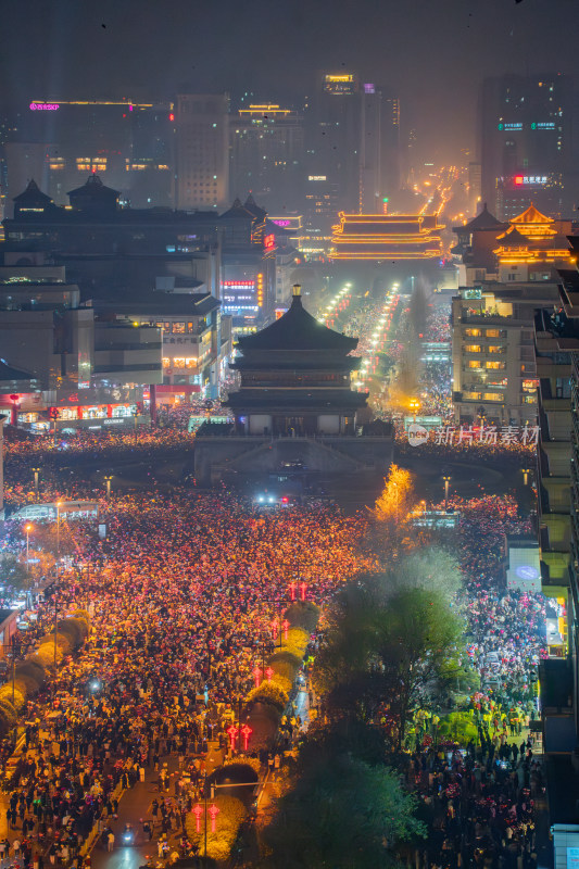 航拍西安钟楼跨年人山人海夜景