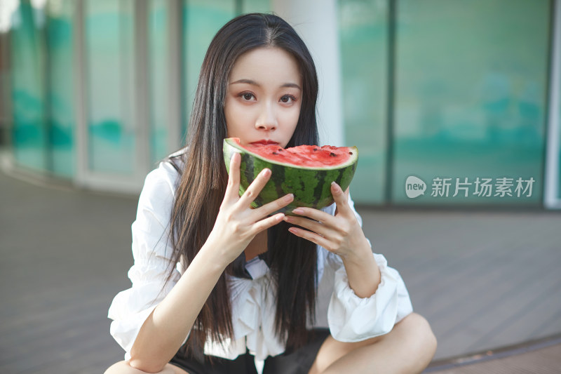 初夏户外公园吃西瓜的可爱少女