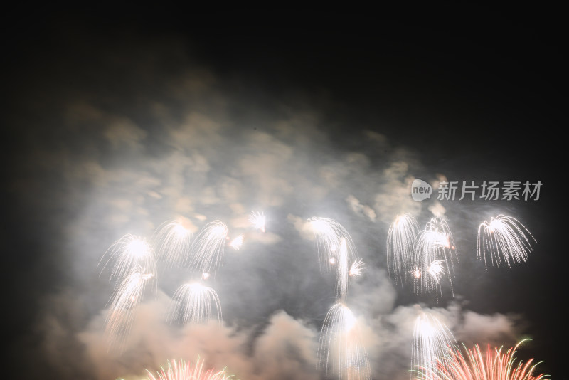 新年春节天空焰火烟火照亮庆祝背景