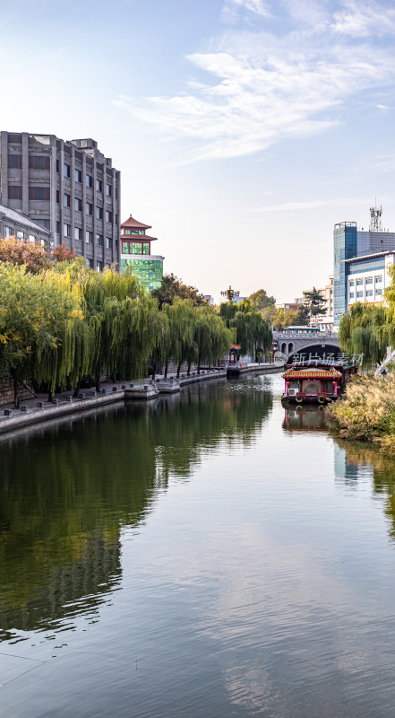 济宁老运河越河河道桥梁城市建筑倒影景观