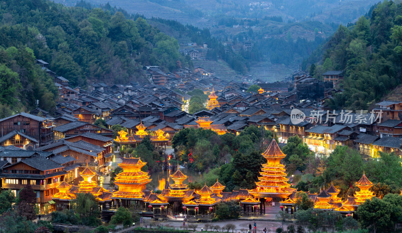 山间侗族村落夜景