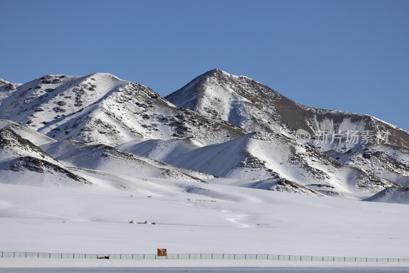 新疆赛里木湖雪山下湖面边缘的冰雪景观