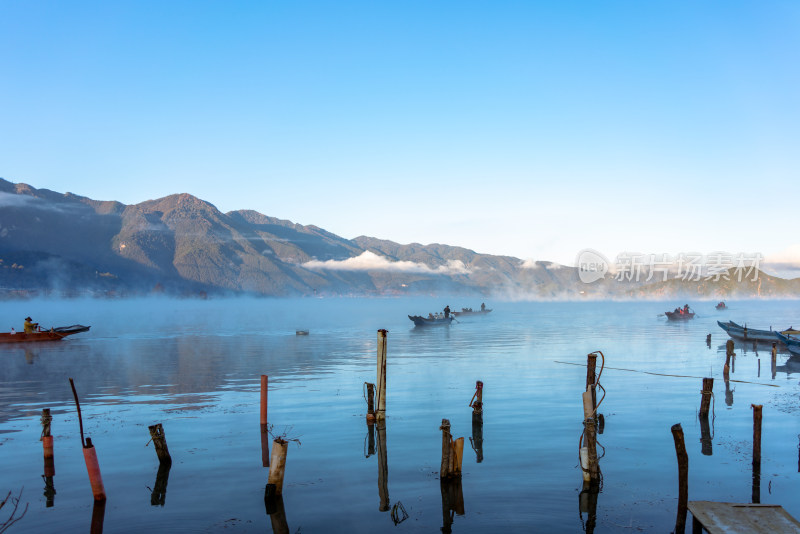 泸沽湖冬天唯美晨雾冬景