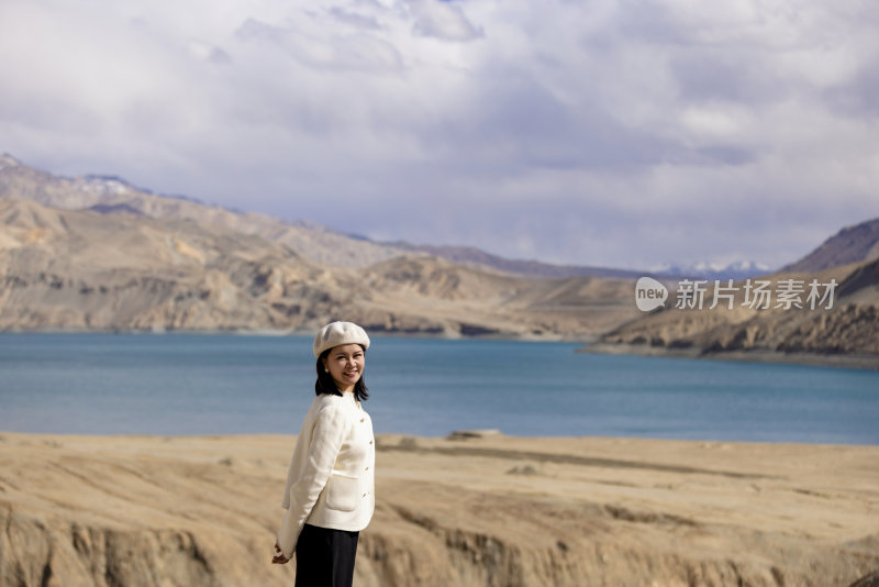 站在湖边的年轻女子新疆班迪尔湖旅行