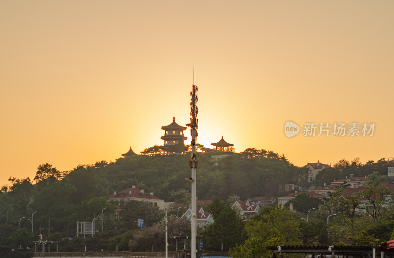 青岛汇泉湾上的小鱼山