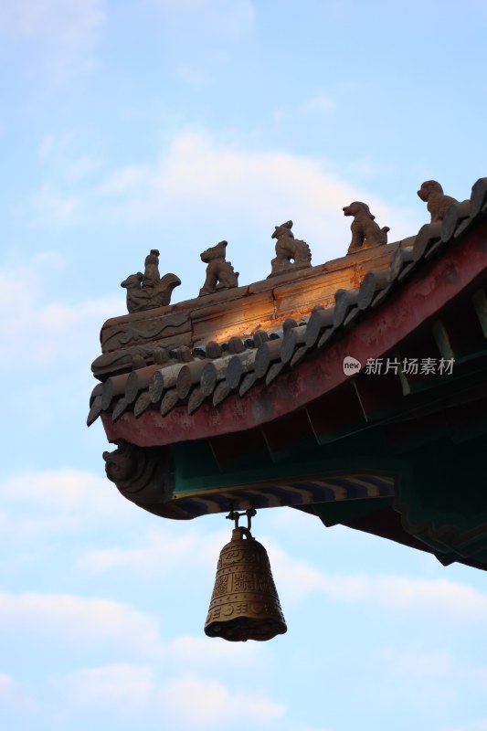 中式古建筑屋檐神兽与风铃