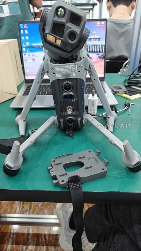 桌上放置的现代无人机设备