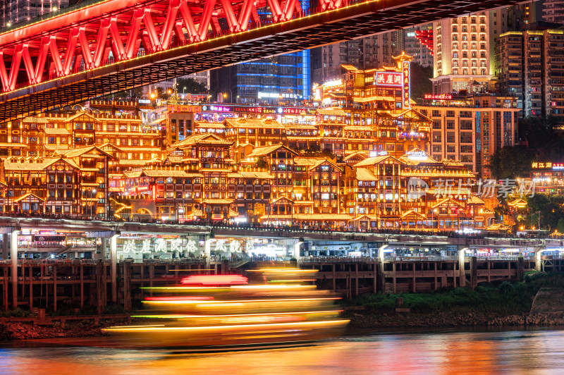 重庆洪崖洞和千厮门夜景风光和观光游轮