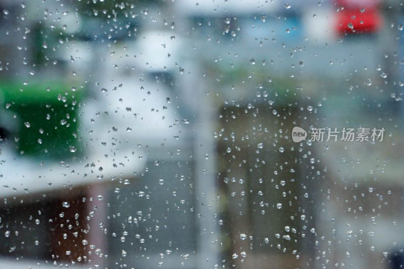 玻璃上的雨滴景象