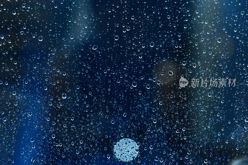 夜晚玻璃上的雨珠