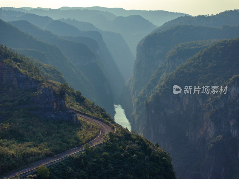 乌蒙山深处盘山公路