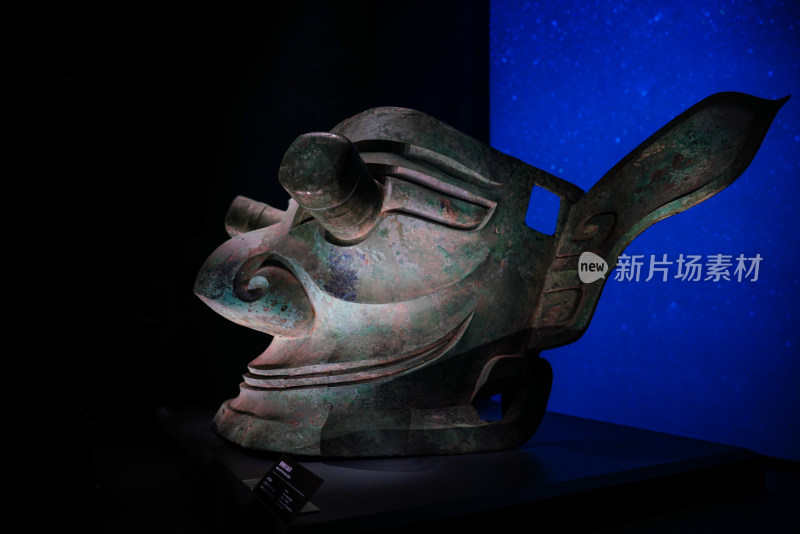 四川广汉三星堆博物馆青铜纵目面具侧面
