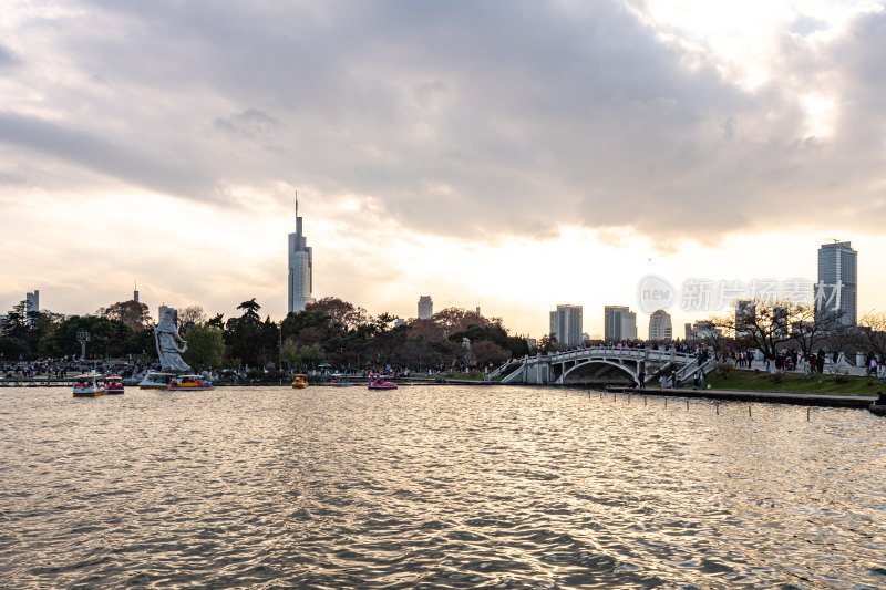 黄昏夕阳南京玄武湖城市建筑景观