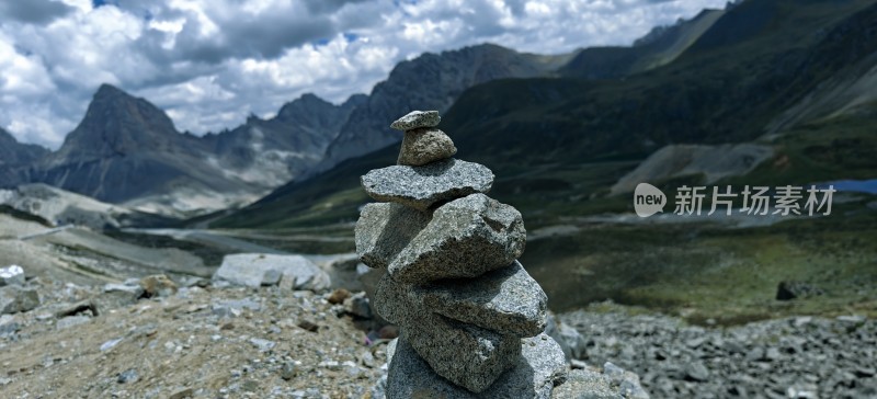 山间堆叠的石头景观