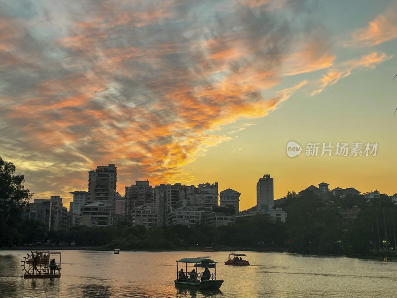 城市湖景与绚丽晚霞相映成趣的画面