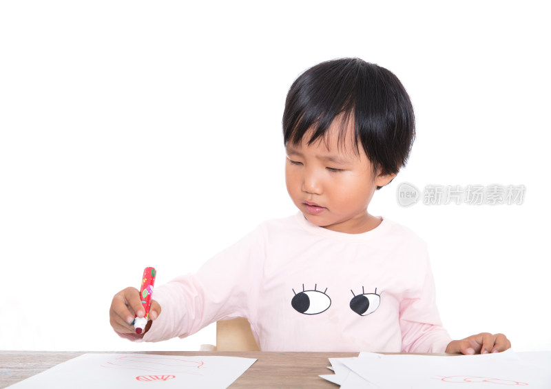 上幼儿园的中国小孩子在努力练习绘画