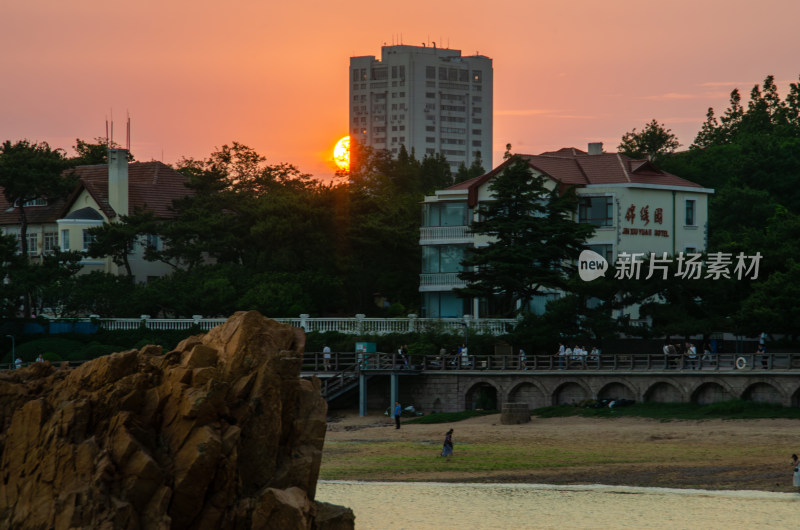 青岛太平角公园海边的夕阳风景