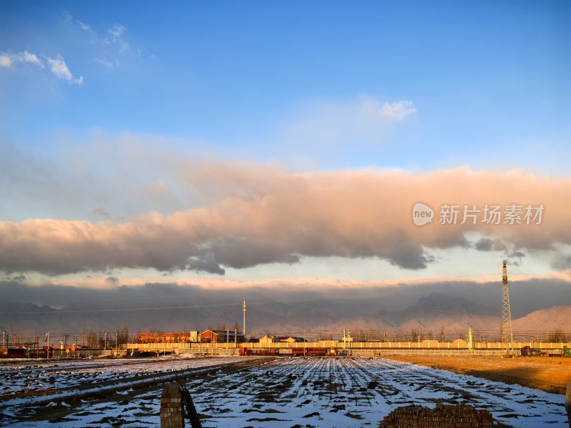 雪后田野风景与天边多彩云彩景象