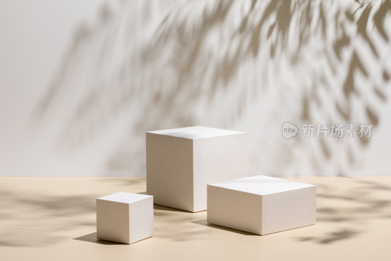 光影下的白色立方体展示台