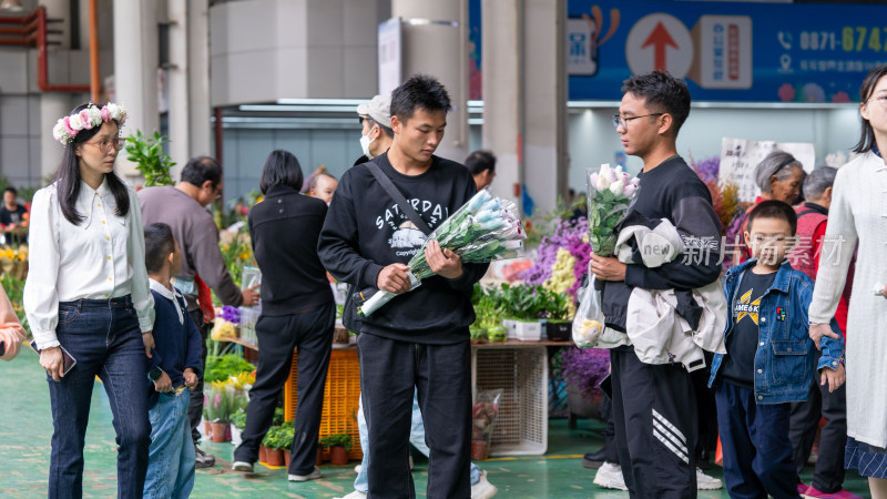 云南昆明斗南花市吸引大量游客前来买花