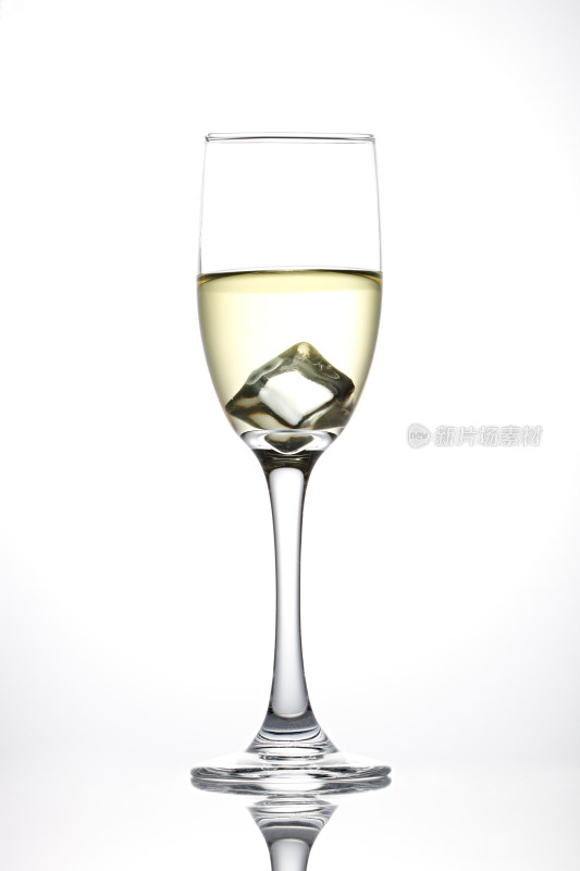 一玻璃杯酒精饮品的白底图