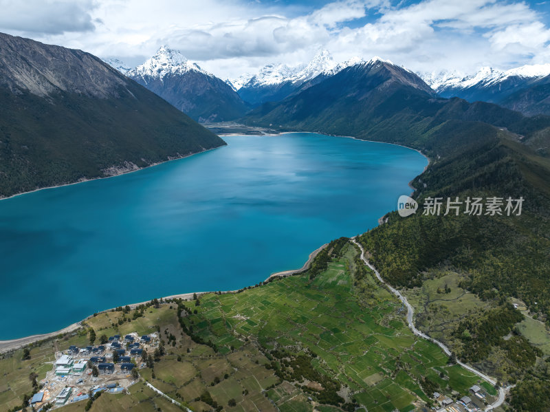 西藏林芝地区巴松错村庄神湖春色高空航拍