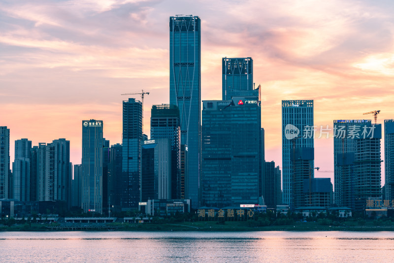 长沙湘江沿岸湖南金融中心建筑群夕阳风景