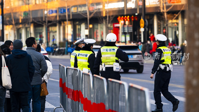 街道上执勤的辅警和周边的人群