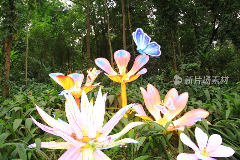 森林中色彩缤纷的花朵造型彩灯