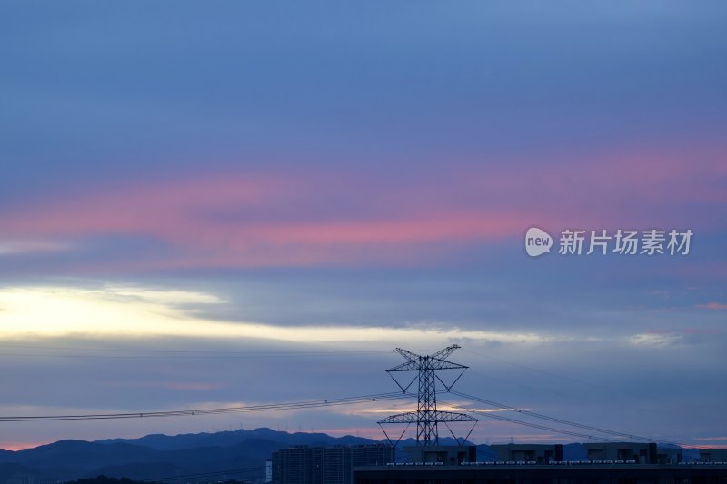 高压电塔下的山脉与天空景观