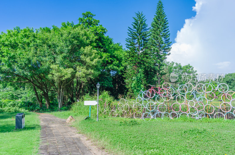 广州南沙蒲洲花园公园废弃自行车墙景观