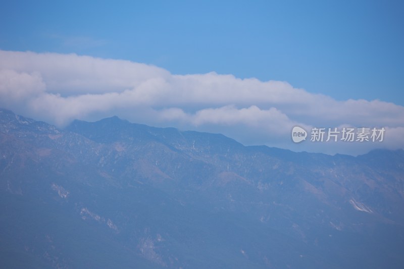 蓝天白云下的连绵山脉苍山洱海壮丽景象