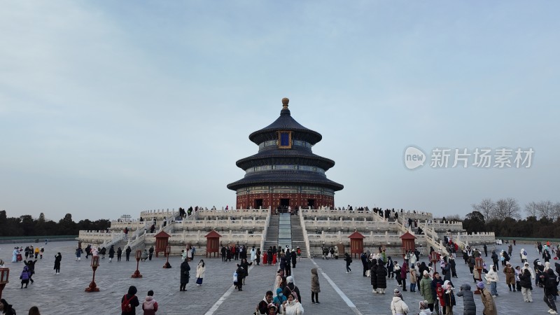北京天坛古建筑前的游客景象