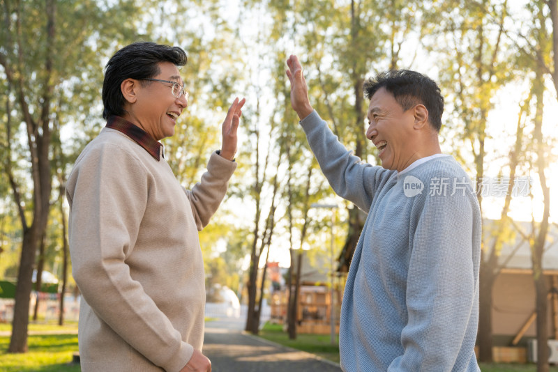 两个中老年男人开心地击掌