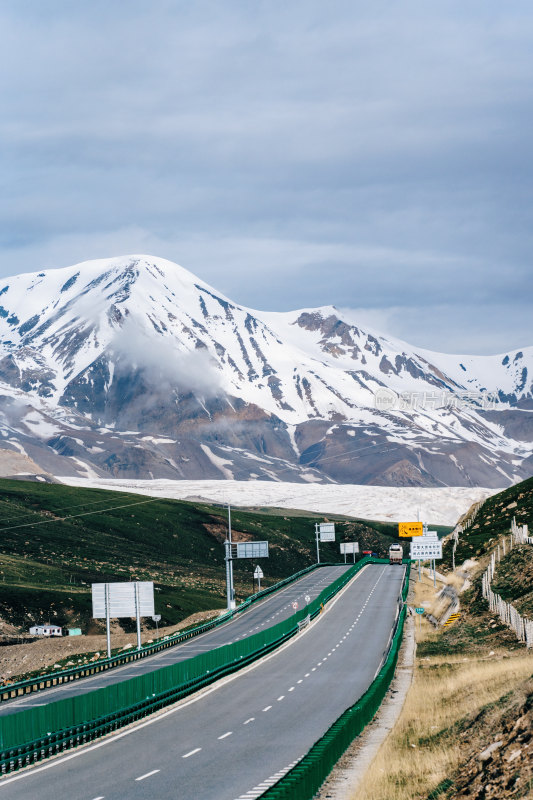 高速公路与雪山-青海省阿尼玛卿山