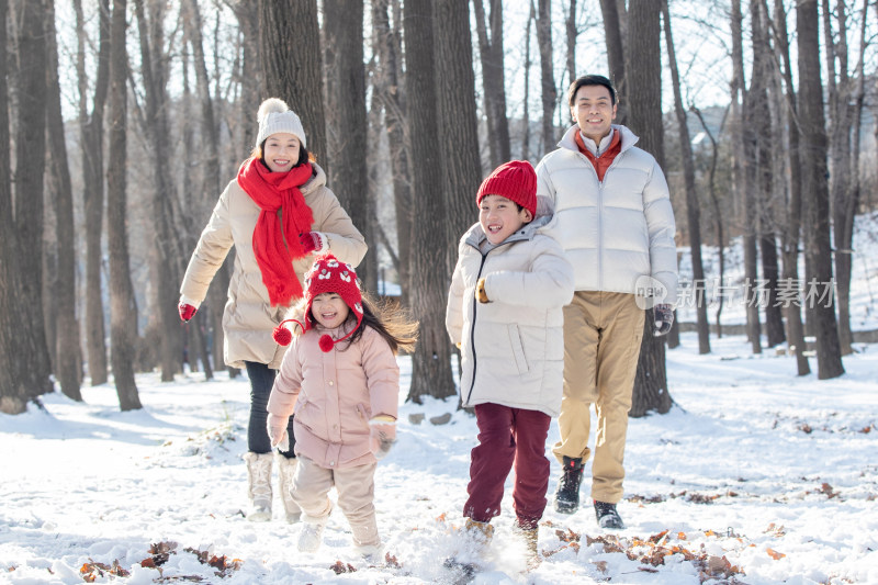 欢乐家庭在雪地里奔跑