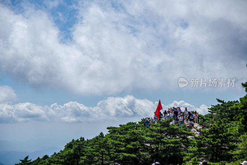 微山顶的红旗和云朵