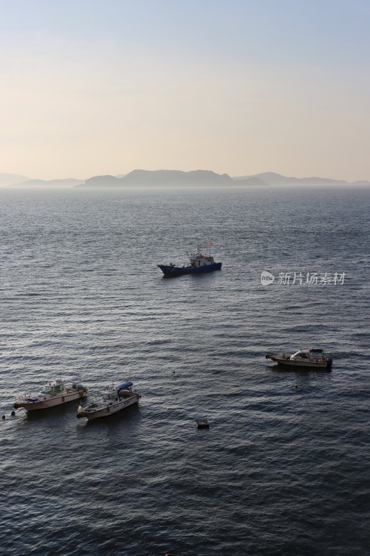 闪银光的海面/有船驶过