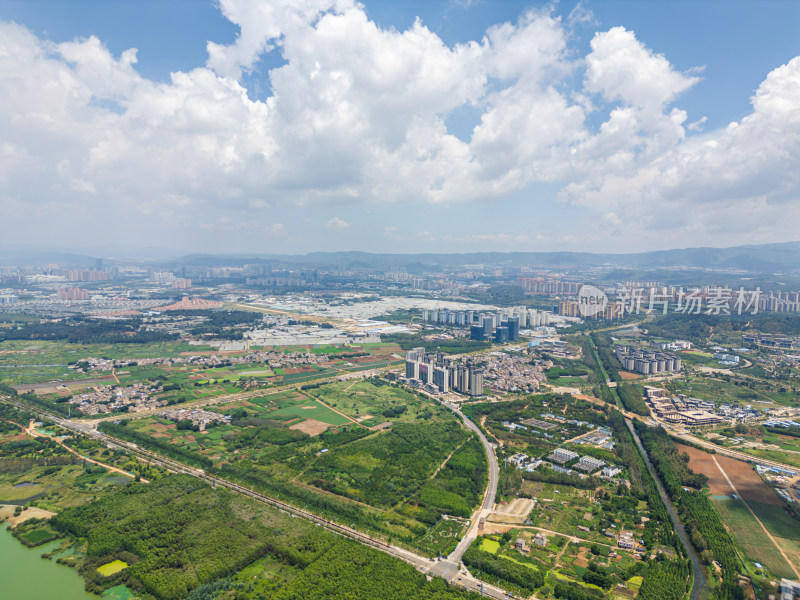 航拍滇池旁的昆明市城市风光