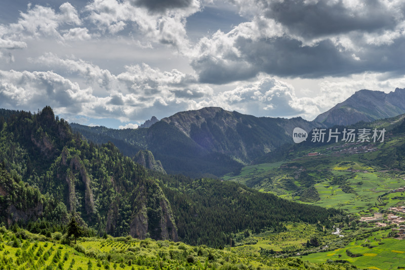 扎尕那蓝天白云山峰草地