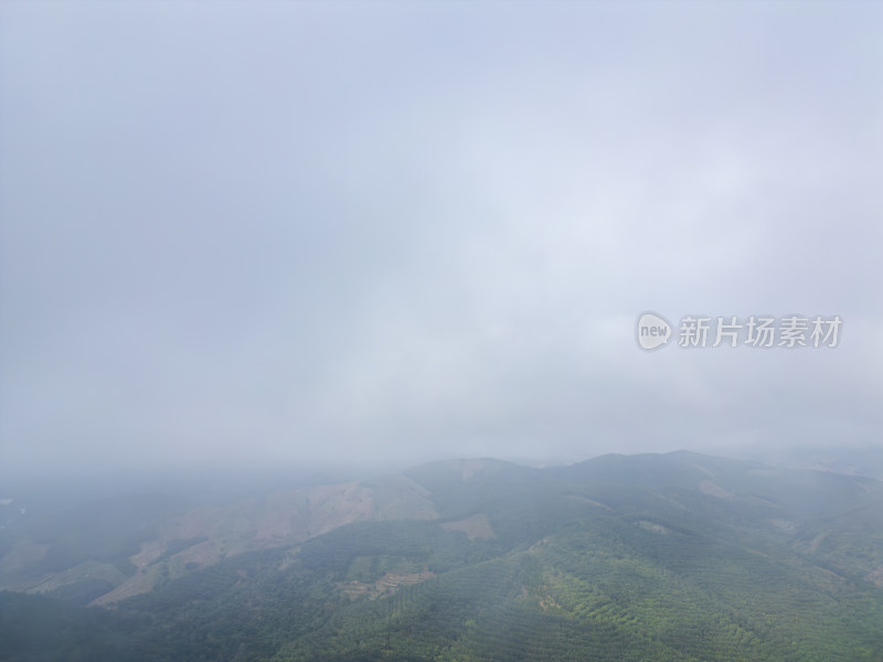 航拍云雾缭绕的山脉自然风光全景