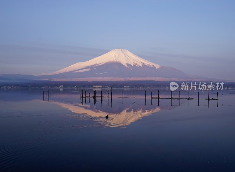 富士山倒映在平静湖面上的美景