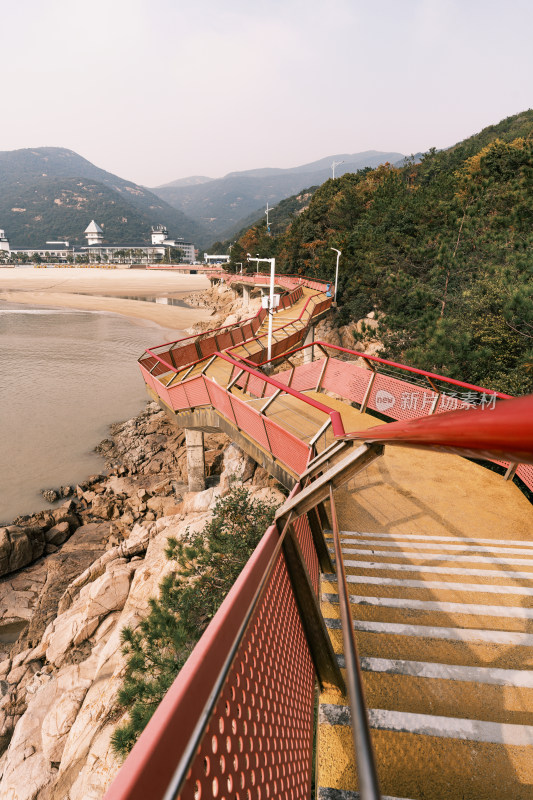 宁波象山松兰山景区海滨栈道与岩石海岸