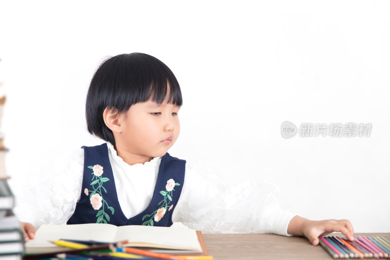 认真学习知识的小女孩