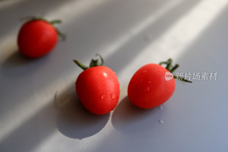桌上小番茄的特写镜头