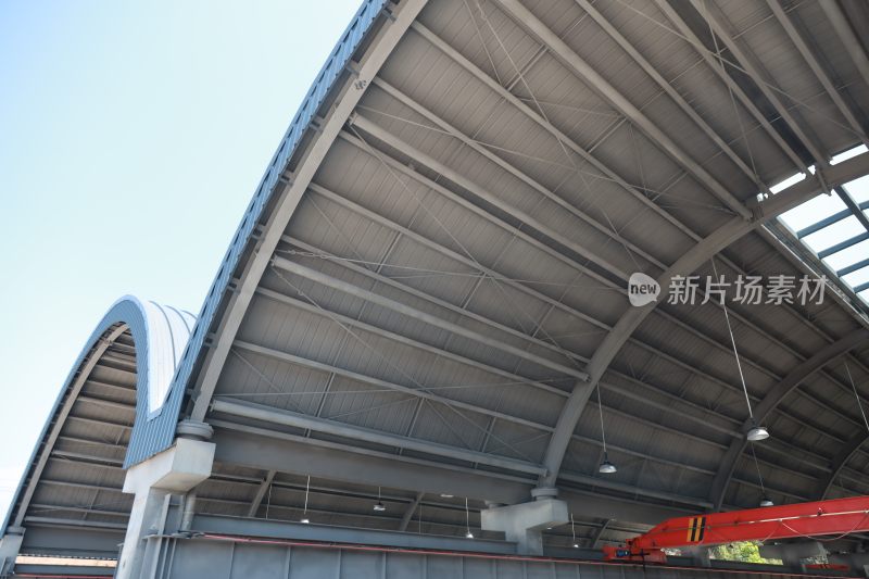 工业厂房金属屋顶仰视视角