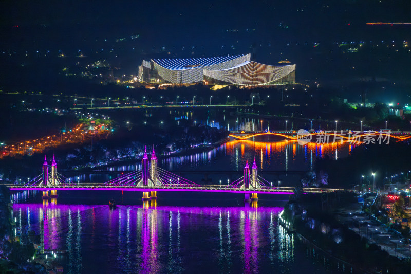 远眺北京艺术中心夜景