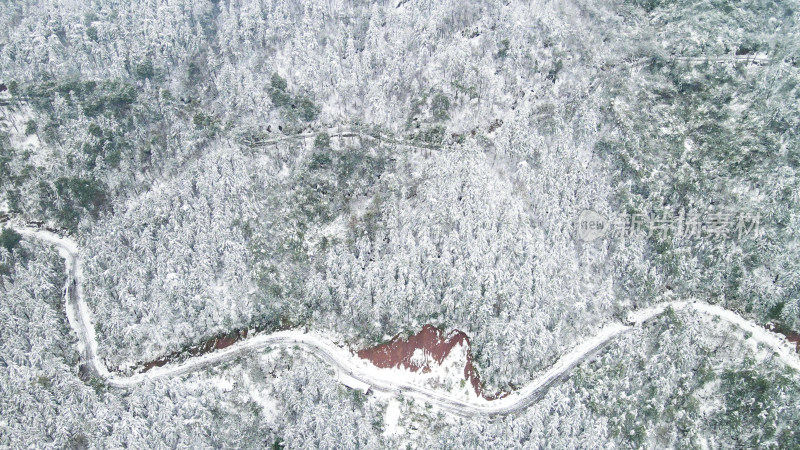 航拍大山森林冬天雪景迷雾