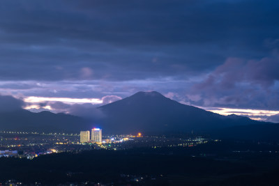 暮色下云雾缭绕的山城夜景