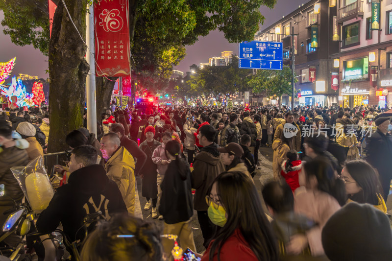 烟台山夜晚街道人群聚集场景